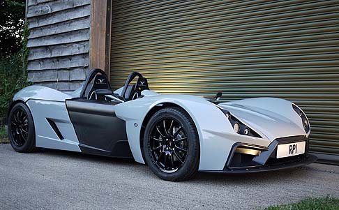 Elemental Motors - La sportiva dOltremanica  alimentata da un motore EcoBoost 2,0 litri Ford, messo a punto da AER/Life racing, dalla potenza di 280 CV. 