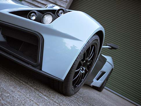 Elemental Motors - Spiccano i sedili racing protetti da roll-bar, il frontale con le ampie griglie di raffreddamento e le fiancate dove emergono i pneumatici Yokohama montati su cerchi in lega da 17 pollici Pro Race.