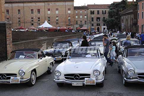 La Ferrara degli Etensi - Esposizione Mercedes-Benz 190 SL difronte al Castello Estense a Ferrara 2017