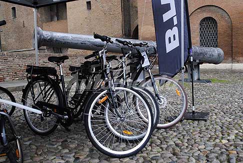 La Furiosa - Esposizione B-Twin e cannone a Piazza Castello a Ferrara