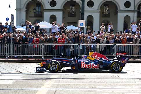 Red Bull - La monoposto Red Bull di F1 con il pilota Mark Webber in scena a Torino