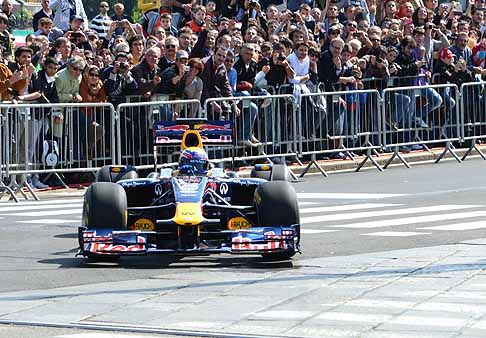 Red Bull - Spettacolare esibizione con la potenza dei motori di F1 con Mark Webber