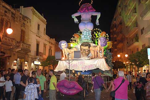 carro La citta delle donne - La citta delle donne di Federico Fellini al Carnevale estivo di Putignano 2013