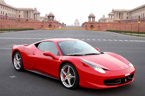 Ferrari - Ferrari 458 Italia di fronte alla Presidents House a New Delhi