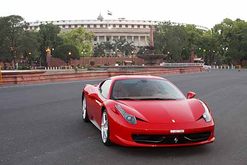 Ferrari - La Ferrari 458 Italia di fronte alla sede del Parlamento indiano