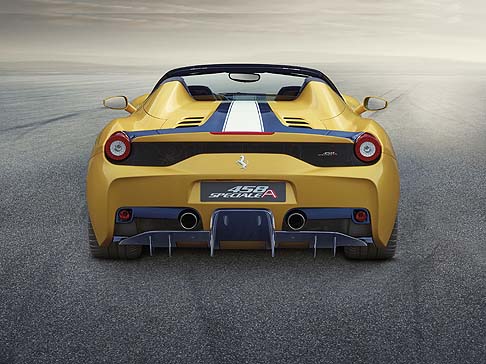Ferrari - Sotto la pelle il cuore della vettura  rappresentato dal potentissimo motore V8 stradale aspirato in grado di erogare fino a 605 scalpitanti CV di potenza massima.