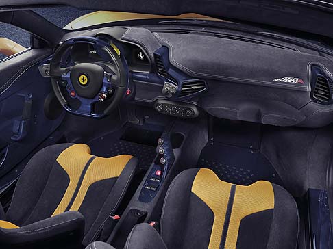 Ferrari - La vettura si presenta in una brillante livrea giallo triplo strato con banda centrale blu Nart e bianco Avus, abbinata a cerchi forgiati a cinque razze in grigio corsa.