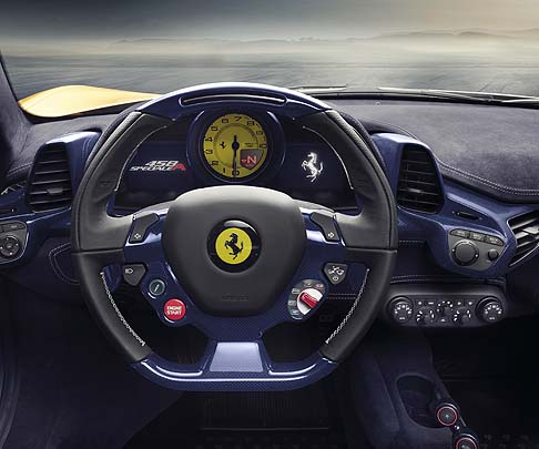 Ferrari - Le finiture della plancia, i pannelli porta e il tunnel centrale sono realizzati in un esclusivo carbonio blu, utilizzato anche per le pedane, o dei sedili dal nuovo stile, in Alcantara con cuciture in contrasto e tessuto tridimensionale.