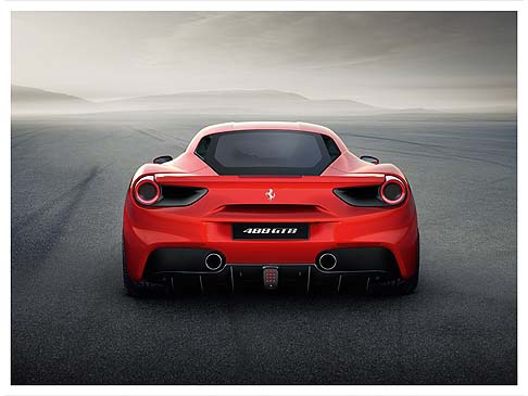 Ferrari - Il posteriore, largo e basso,  dominato dalle soluzioni aerodinamiche, con linnovativo spoiler soffiato nella parte superiore, che genera carico verticale senza aumentare la resistenza.