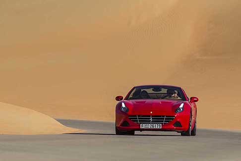 Ferrari a Dubai - La Ferrari California T testata a Dubai nel deserto rosso