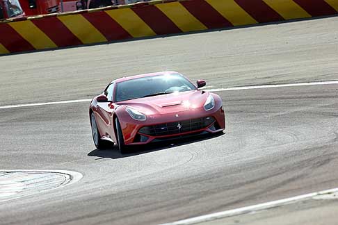 Ferrari - Ferrari F12 berlinetta test drive sul circuito di Fiorano