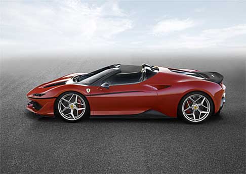 Ferrari - Leffetto visiera, generato dalle superfici vetrate ricorda le barchette Ferrari da competizione del passato.