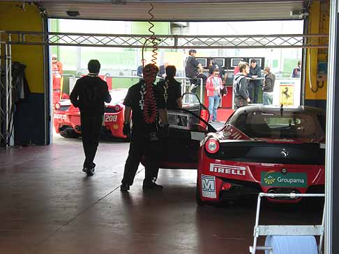 Ferrari Challenge - Ferrari in area paddock nella scuderia Rossocorsa al Ferrari Challenge di Vallelunga