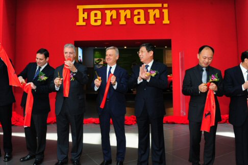 Ferrari - E un Cavallino che guarda sempre pi allemergente e produttivo mercato asiatico e lo dimostra la serie di eventi messi in campo dalla factory di Maranello, la cui strategia di marketing si affida allappeal delle sue sportive, icone dellautomotive.