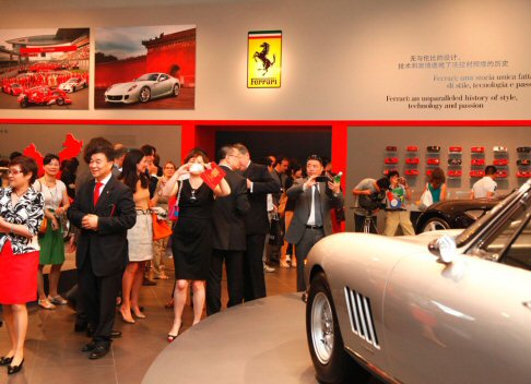 Ferrari - Al centro dello spazio espositivo sono presenti cinque modelli, scelti per il loro significato: la prima Ferrari entrata sul suolo cinese, una 348 TS; una 275 GTB4; una 365 GTB4 Daytona, la sport prototipo 750 Monza e una FF.