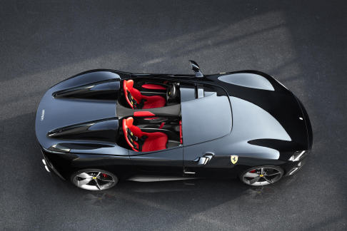 Ferrari - Il Centro Stile Ferrari ha privilegiato forme minimaliste e linee essenziali