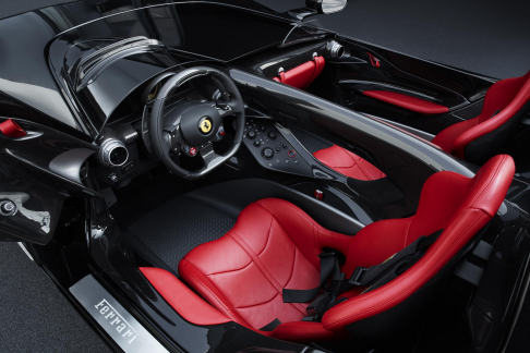 Ferrari - In abbinamento, sono disponibili, infine, capi e accessori realizzati in collaborazione con Loro Piana e Berluti