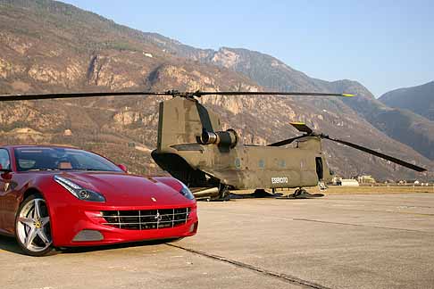 Ferrari - Ferrari FF alla base del 4 Reggimento Altair di Bolzano dell'aviazione dell'Esercito Italiano con il CH-47 Chinook del 1 Reggimento Antares di Viterbo