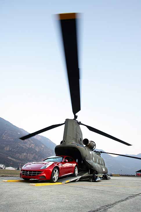 Ferrari - Ferrari FF caricata su elicottero militare