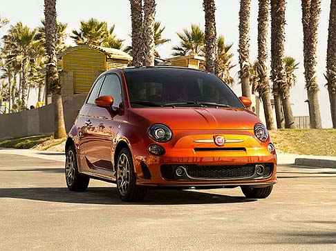 Fiat - Tra gli elementi estetici che caratterizzano la nuova versione della Fiat 500 , spiccano le finiture in nero per i fari e la fanaleria, i cerchi da 16 pollici e una tinta nero lucido per il tetto e lo spoiler posteriore.