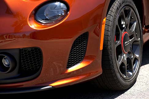 Fiat - Il carattere  assicurato, nella versione derivata dalla 500 Sport, dal motore 1.4 MultiAir da 101 CV abbinato al cambio a 5 marce C514 e dotato di comando sport sulla plancia.