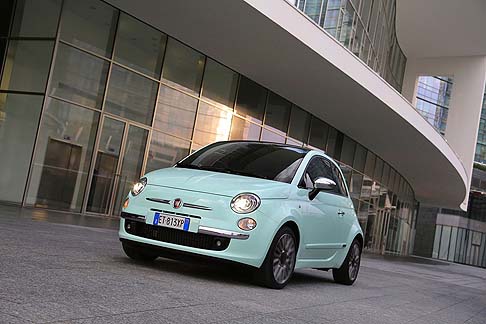 Fiat - Tra le tante novit incluse nella gamma 2014 un posto di primo piano spetta allinedita Fiat 500 Cult, versione top di gamma che offre stile distintivo e contenuti tecnologici innovativi.