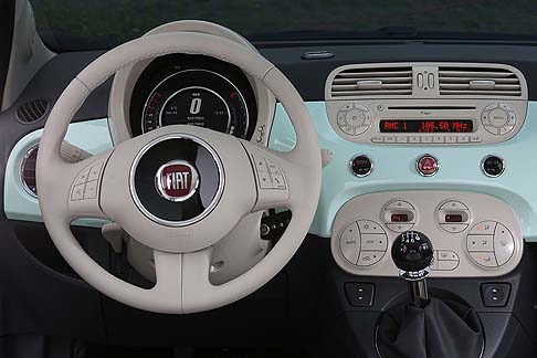 Fiat - Anche nel campo della sicurezza la nuova Fiat 500 Cult si dimostra autentica leader, con lofferta di BS+EBD, airbag guidatore e passeggero con sistema Dual stage, airbag laterali, windows bag, airbag per ginocchia, attacchi Isofix, luci diurne (DRL).