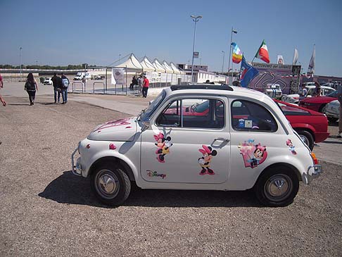 Fiat - Una curiosa Fiat 500 con le immagini di topolino per il mondo Disneyland presente al raduno Giannini allAutodromo del Levante