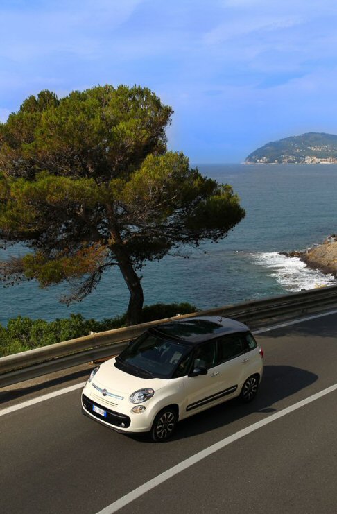 Fiat - La lunghezza di Fiat 500L  pari a 4 metri e 15 cm, ma il suo vantaggio  rappresentato dal fatto che con 7 cm pi di una Fiat Punto, accoglie comodamente fino a 5 passeggeri e i loro bagagli. 