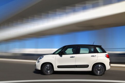 Fiat - A bordo la tecnologia  rappresentata dal touch screen da 5 pollici del sistema multimediale Uconnect, da cui  possibile gestire radio, telefono cellulare, mediaplayer, i-Pod o smartphone. 