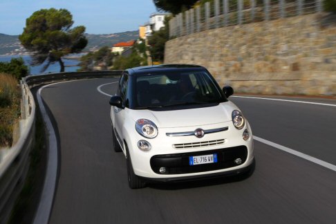 Fiat - L'abitacolo  reso luminoso dal tetto in vetro pi grande della categoria - 1,5 metri quadri - disponibile in due versioni, elettrico o Skydome.