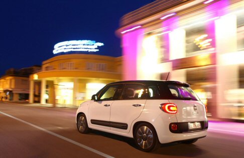 Fiat - La vettura propone un nuovo impianto premium, sviluppato in collaborazione con Beats Audio, e una macchina per caff realizzata con Lavazza. 