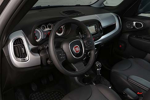 Fiat - Inoltre, la Fiat 500L Beats Edition offre alcuni importanti contenuti: climatizzatore automatico, alzacristalli elettrici posteriori, fendinebbia, sistema Traction+, cerchi in lega da 17 pollici, sistema Uconnect con touchscreen da 5 pollici.