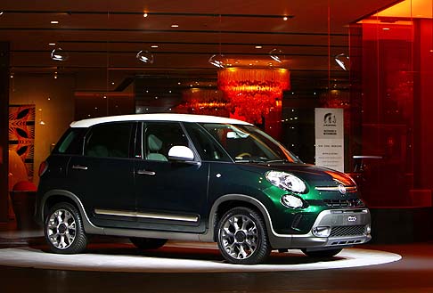 Fiat - Caratterizzazioni specifiche distinguono la Fiat 500L Trekking dal resto della gamma 500, distinguendosi per il look all-round, assetto rialzato e paraurti con scudo di protezione