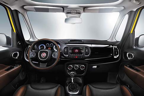Fiat - I prezzi di listino del Fiat 500L Trekking sono compresi tra i 19.650 euro per la versione equipaggiata con il motore 1.4 da 95 CV a benzina e i 22.950 euro del top della gamma 1.6 Multijet da 105 CV