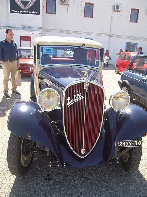 Fiat - Fiat Balilla del 1933 con carrozzeria Viotti, caratterizzata da una verniciatura bicolore, un innovativo tetto termico e apertura delle portiere a libro, priva del montante centrale. 