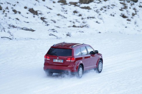 Fiat - La nuova versione AWD (All-Wheel Drive) esalta le qualit polifunzionali, unendo la versatilit e la presenza su strada tipici di un SUV, l'handling tipico di una wagon e l'abitabilit di una monovolume a 7 posti. 