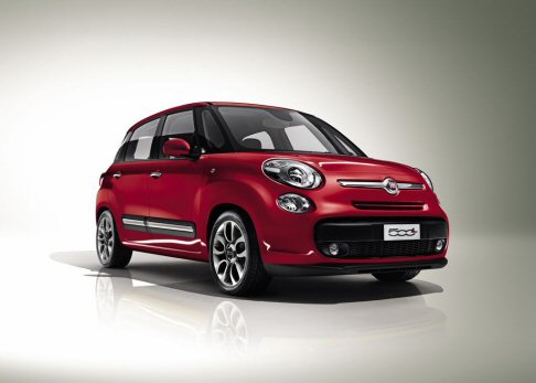 Fiat - I riflettori saranno sicuramente puntati sulla premiere mondiale Fiat 500L, attesa debuttante in una veste insolita e allargata, per offrire ancora pi comfort e piacere di guida.