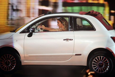 Fiat - La nuova Fiat 500 America celebra gli States dove  stata commercializzato nel 2011 e l'inizio della collaborazione con la cantante Jennifer Lopez.