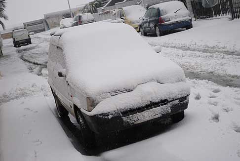 Neve in Puglia - Fiat Panda con neve. Strade innevate, cumuli sui marciapiedi, natura imbiancata, niente sembra essere pi quello di prima