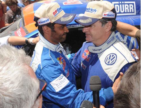 Podio Volkswagen - Il vincitore della Dakar 2011 Al-Attiyah che abraccia Sainz - photo credit DPPI