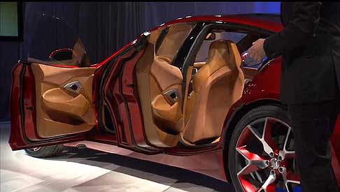 Fisker - La concept adotta uno scenografico tetto in vetro che mostra la struttura a nervature ragno.