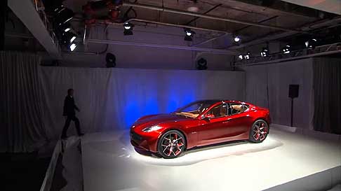 Fisker - Tra i dettagli estetici spicca la forma della mascherina della Fisker Karma che definisce la parte superiore del cofano.
