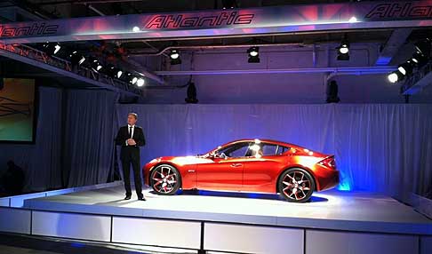 Fisker - Le sottilissime luci posteriori a LED impiegano la tecnologia pi evoluta, mentre nella parte posteriore, semplice e di forma aerodinamica, domina la scena uno spoiler.