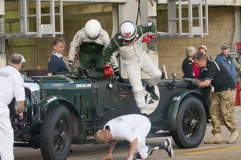 Bentley - Le Mans Classic cambio di pilota al volo... - Flying pit stop with mission Motorsport and Bell and Overington