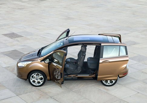 Ford - La gamma si articoler inizialmente su due motorizzazioni, il 1400 cc da 90 CV a benzina e il 1600 cc TDCi da 95 CV turbodiesel. 