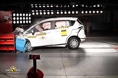 Isuzu - Ford B-Max crash test frontale Euro Ncap