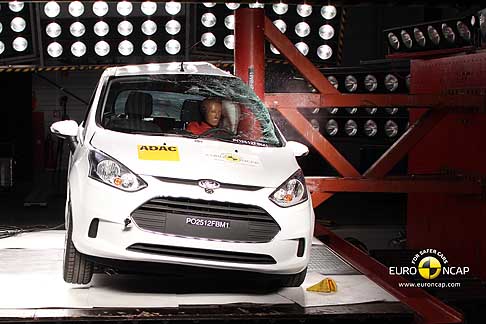 Isuzu - Ford B-Max pole crash test effettuato le prove Euro Ncap 2012