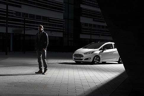 Ford - Celebrano la moda e il fashion style, le versioni speciali Fiesta e Ka Black & White Edition che proposte nelle livree bianca e nera, abbinate ad elementi cromatici contrastanti.