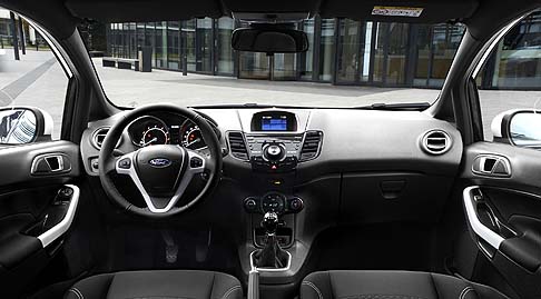 Ford - La Fiesta Black & White Edition offre il sistema avanzato di connettivit e comandi vocali SYNC con Emergency Assistance. 